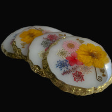 Conjunto de porta copos em resina epóxi  e flores naturais com suporte (4 unidades)