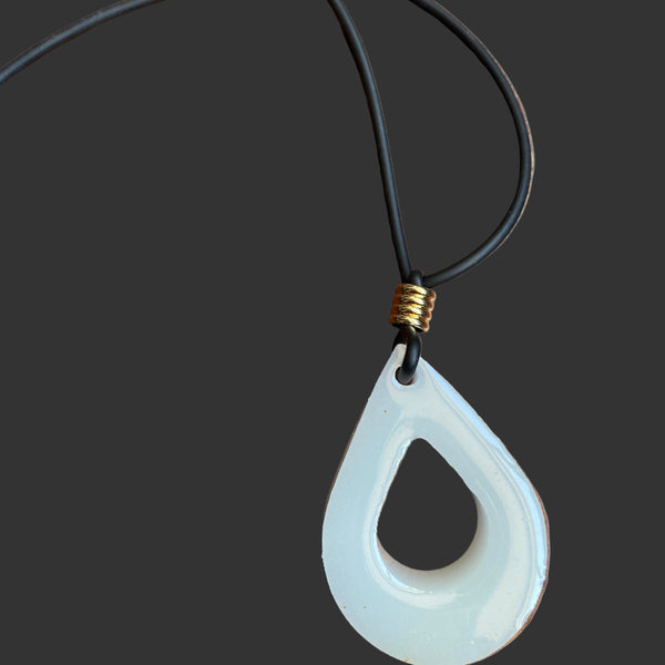 Gota vazada de resina epóxi com leite materno