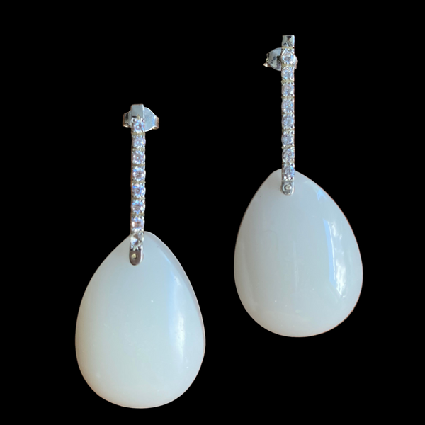 Brinco em leite materno, prata 925 e zircônias.