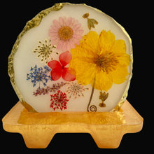 Conjunto de porta copos em resina epóxi  e flores naturais com suporte (4 unidades)