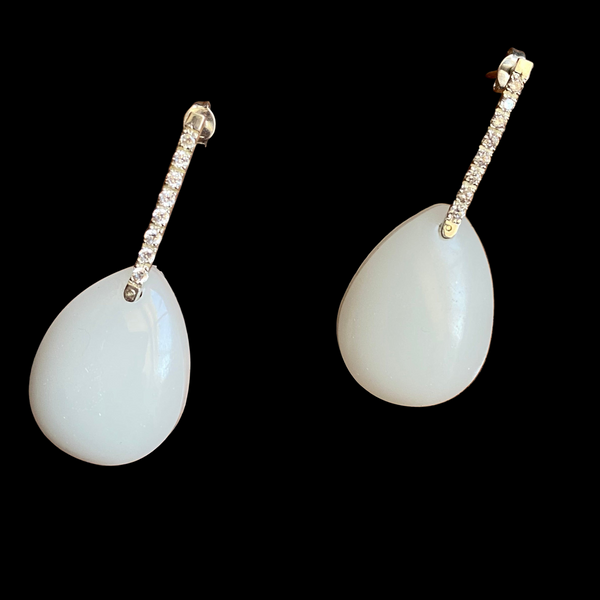 Brinco em leite materno, prata 925 e zircônias.