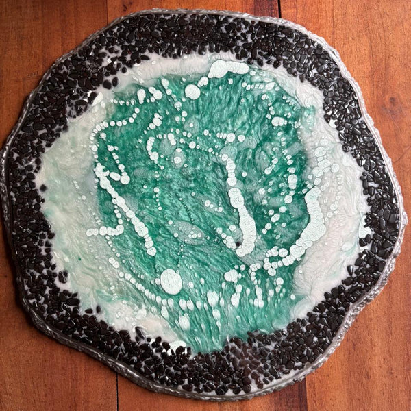 Bandeja em resina com borda de hematitas