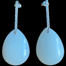 Brinco em leite materno, prata 925 e zircônias.